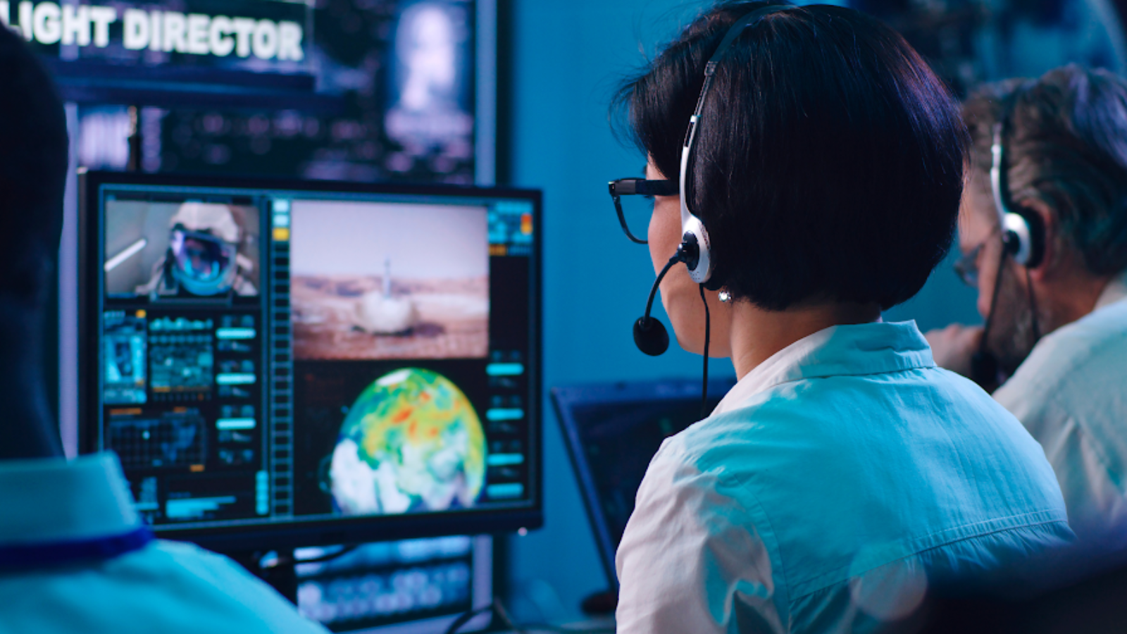 Airline operations team using AI-powered system for real-time rescheduling and cancellation alerts.