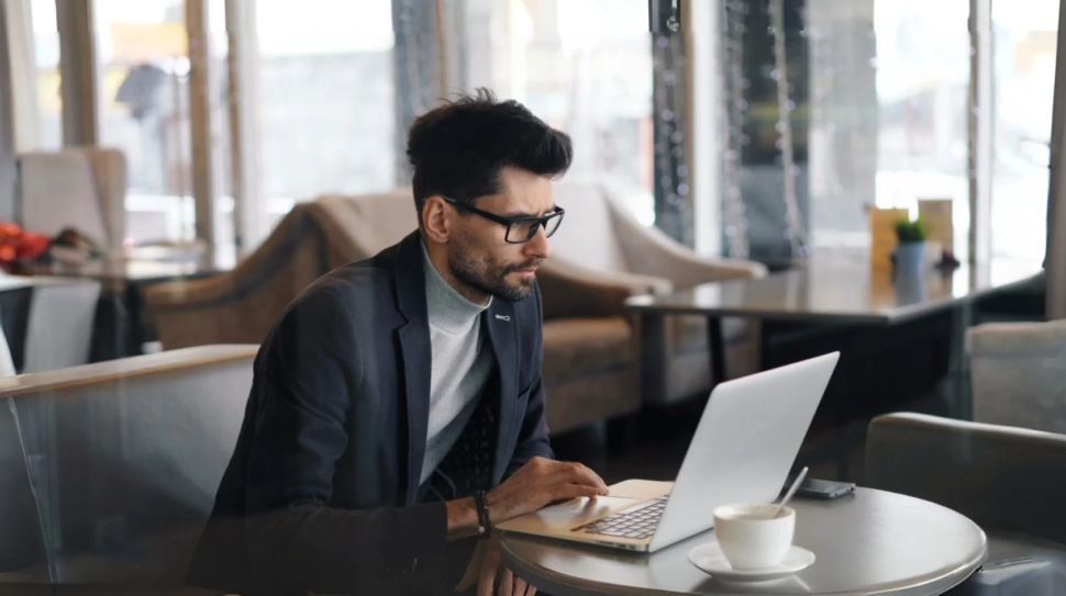 Corporate traveler using a self-booking platform to manage business travel with faster and flexible booking control
